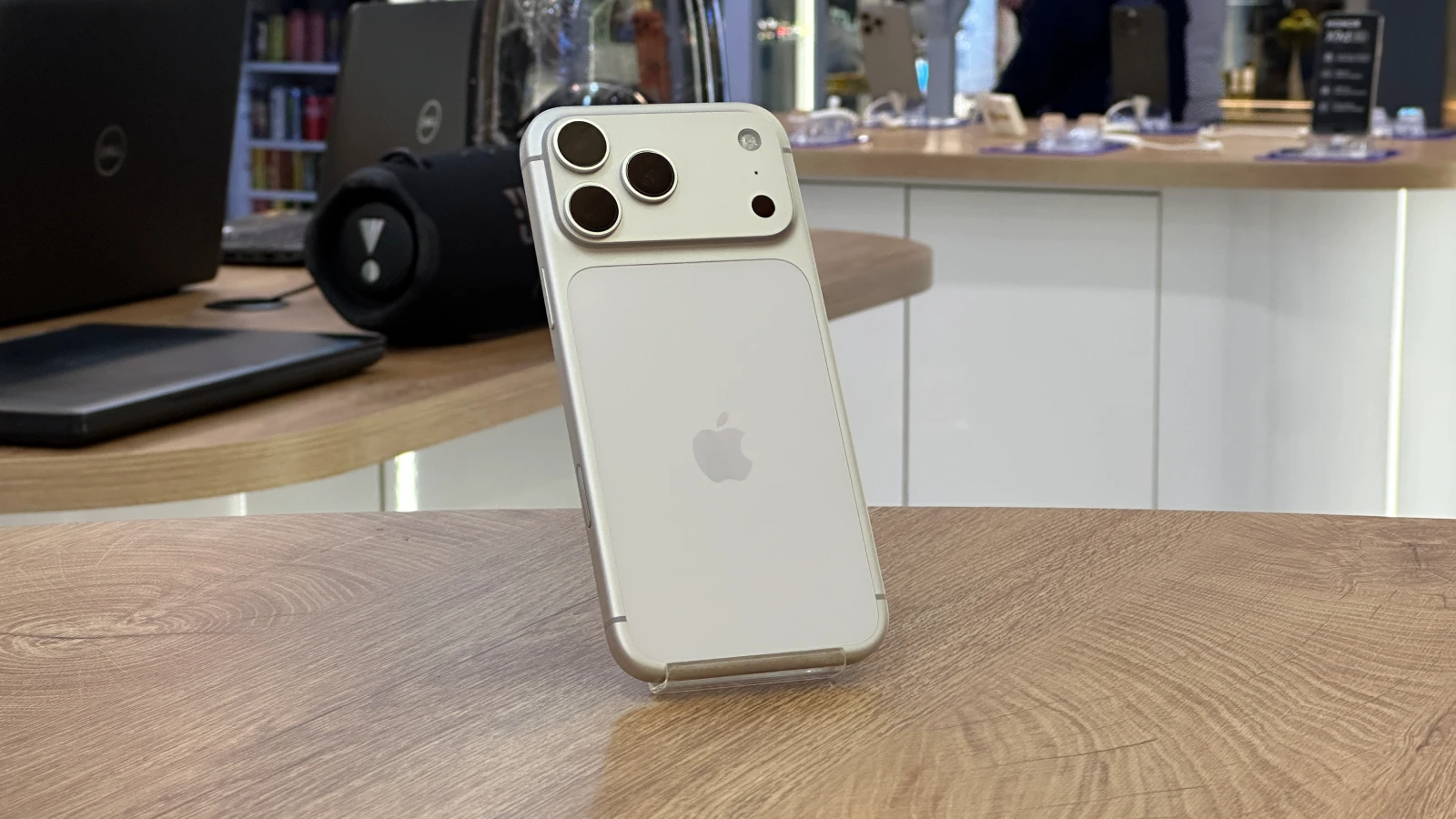 گوشی موبایل اپل مدل iPhone 17 Pro Max ZAA تک سیم کارت + eSIM حافظه ۲۵۶ گیگابایت – کارکرده